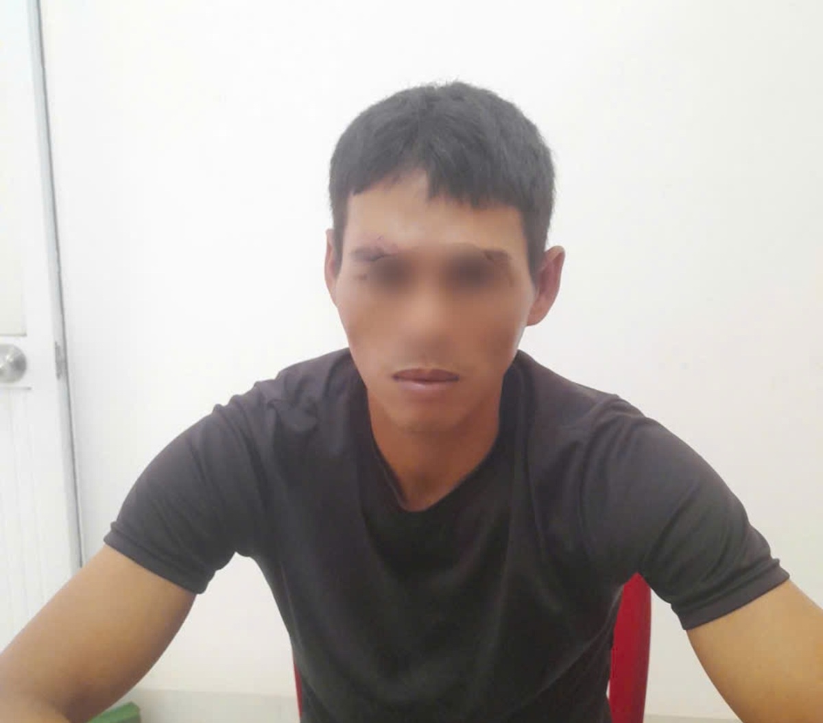 Khởi tố đối tượng chém người, đập vỡ bảng hiệu của công an